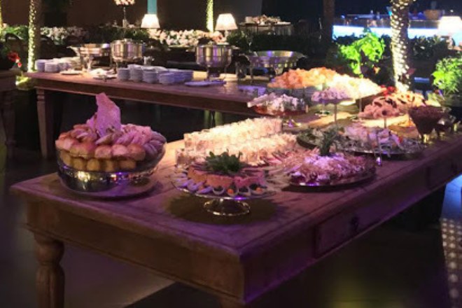 بوفيه من طاولات خشبية