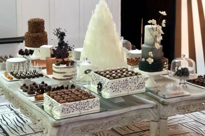 بوفيه من طاولات خشبية