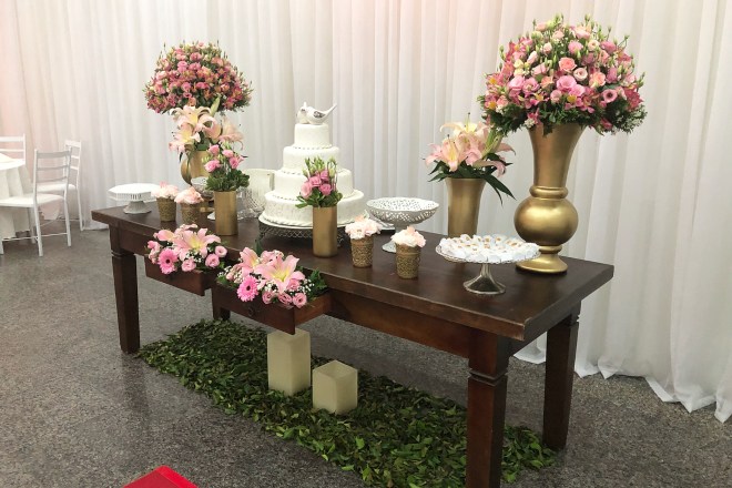 بوفيه من طاولات خشبية