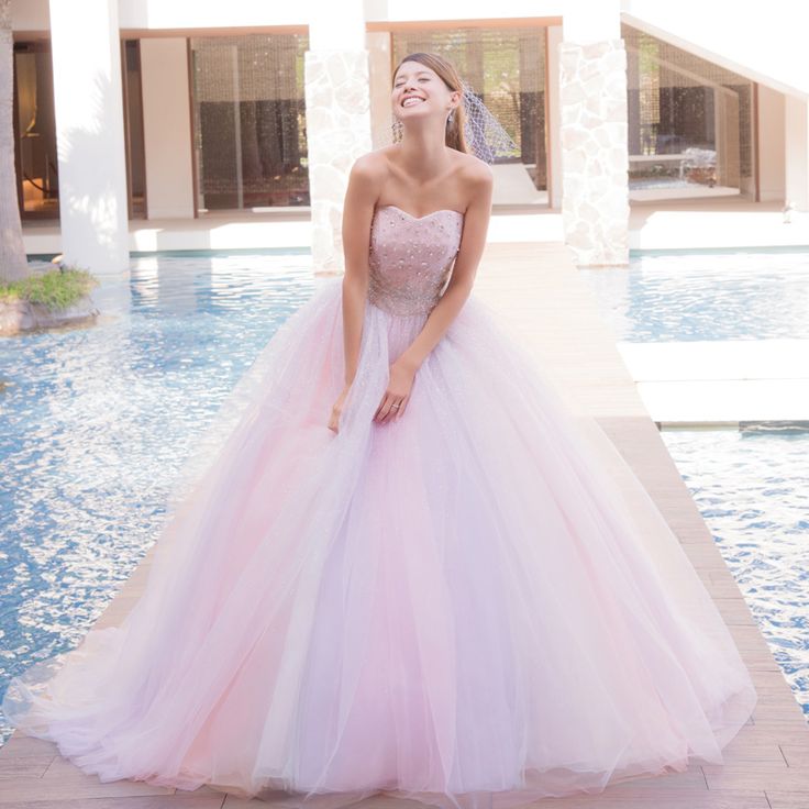 فساتين زفاف ملونة 2025: دليلك الشامل لأجمل إطلالة عروس عصرية