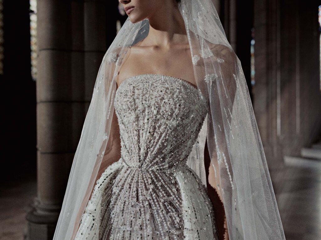 فساتين زفاف ملونة 2025: دليلك الشامل لأجمل إطلالة عروس عصرية