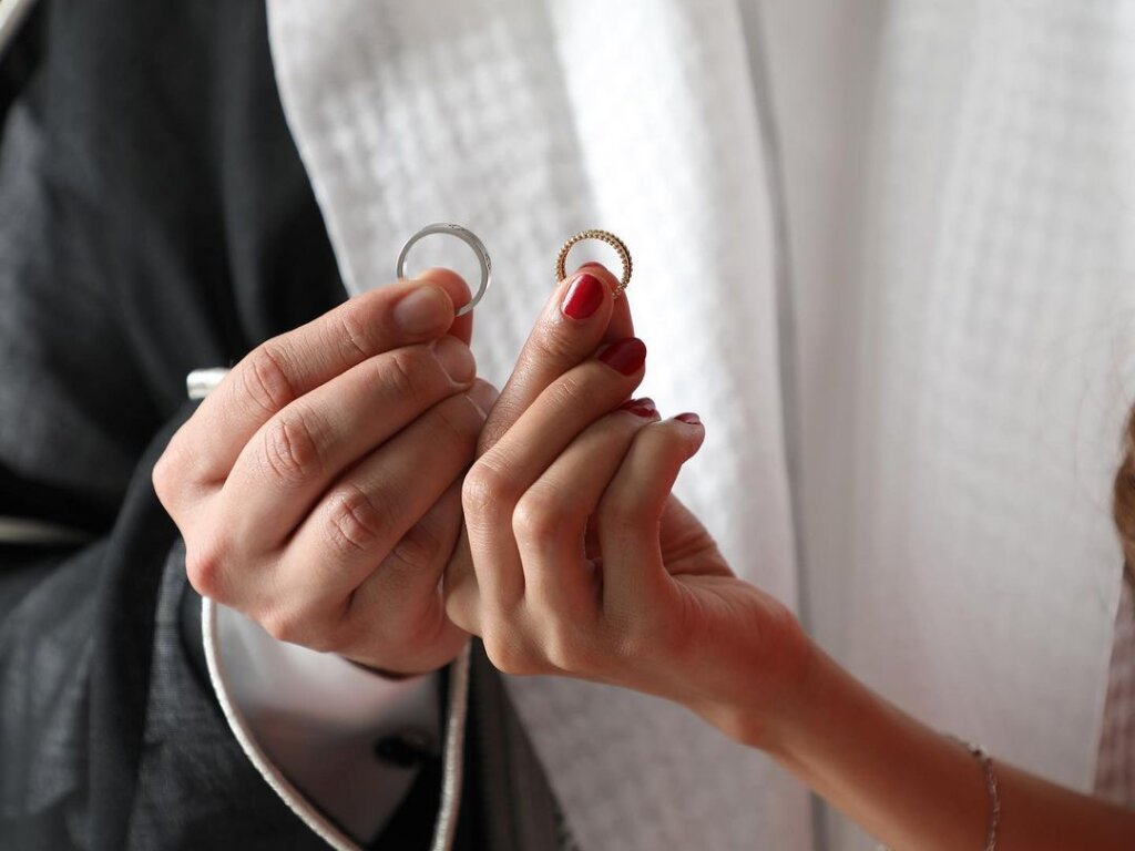 إعلان الخطوبة في السعودية: أفكار إبداعية ودور العائلة