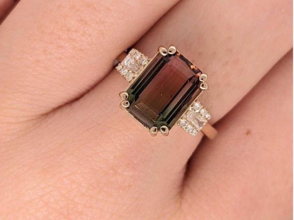 خواتم خطوبة ملوّنة ومجوهرات العروس 2025: عودة الفنتج واللؤلؤ والذهب