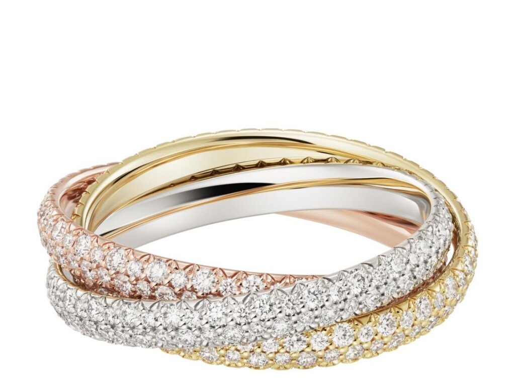 خواتم خطوبة ملوّنة ومجوهرات العروس 2025: عودة الفنتج واللؤلؤ والذهب