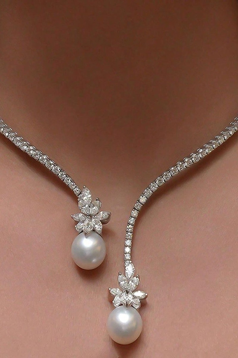 خواتم خطوبة ملوّنة ومجوهرات العروس 2025: عودة الفنتج واللؤلؤ والذهب