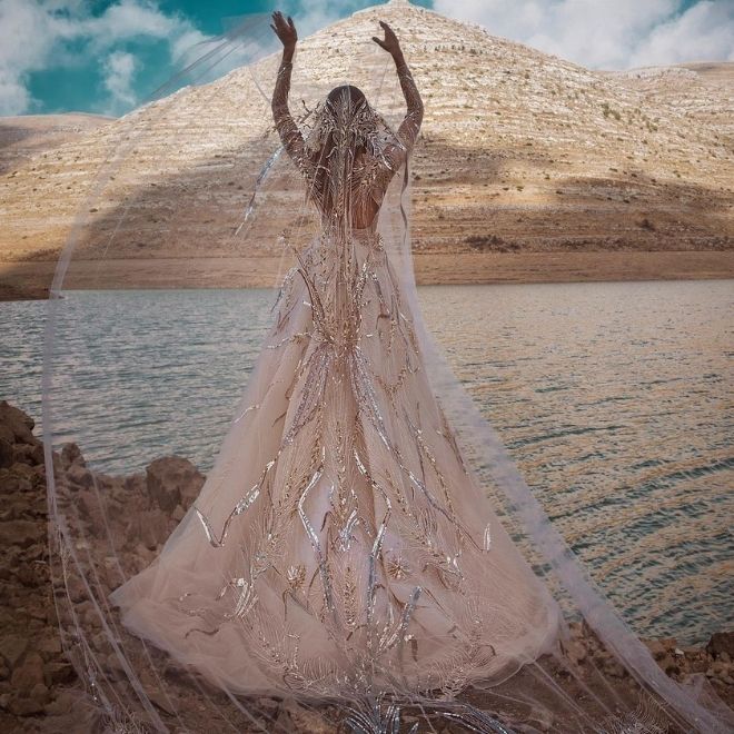فستان زفاف بدرجات الزهر