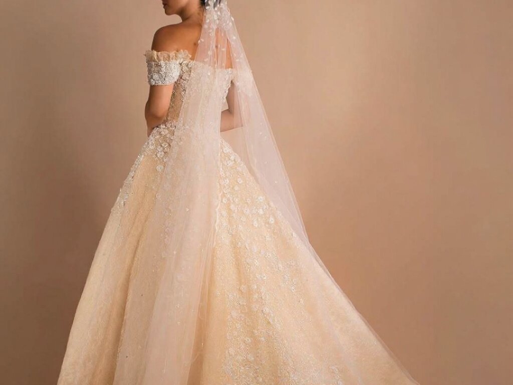 فساتين زفاف ملونة 2025: دليلك الشامل لأجمل إطلالة عروس عصرية