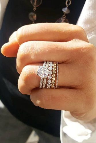 خواتم خطوبة ملوّنة ومجوهرات العروس 2025: عودة الفنتج واللؤلؤ والذهب