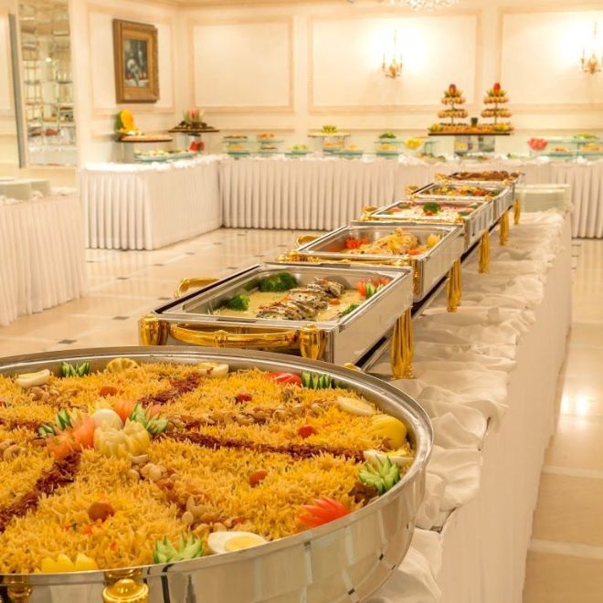 بوفيه قاعة زفاف في السعودية يقدم أطباق رز وحلّيات في
قدور تقديم فاخرة كنموذج لخدمة الضيافة في حفلات الزواج