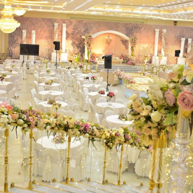 قاعة زفاف فاخرة بتوزيع طاولات مستديرة وممر واسع لدخول
العروس يوضح السعة المريحة لحفل الزفاف