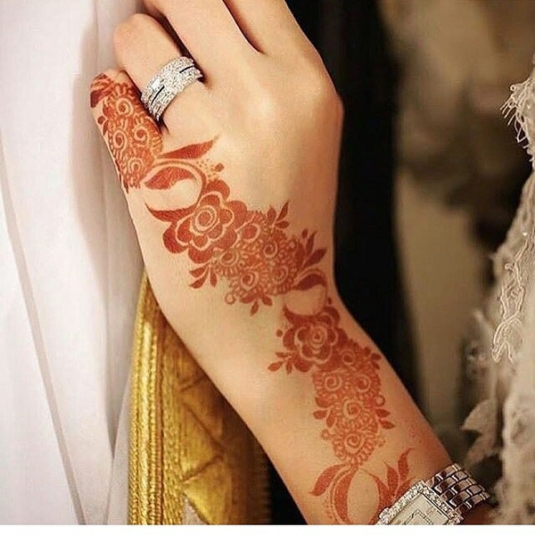 النقاشة ام مسعود للحناء