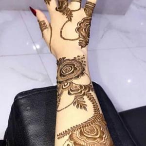 ام فرح لنقش الحناء