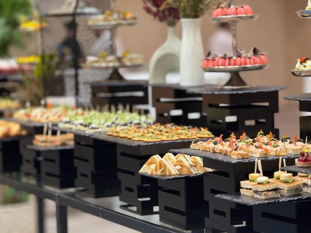 بوفيه فندق هوليداي ان ازدهار