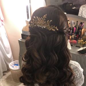 مصففة الشعر مي