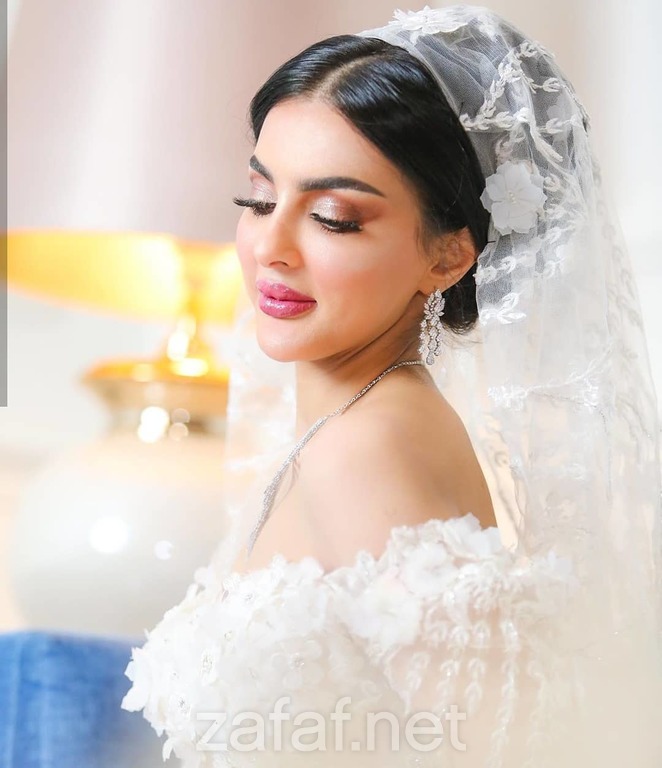 خبيرة الشعر زينب