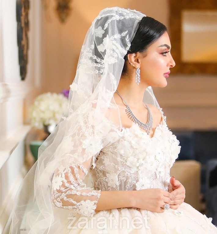 خبيرة الشعر زينب