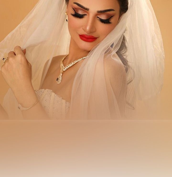 مصففة شعر أم غنى
