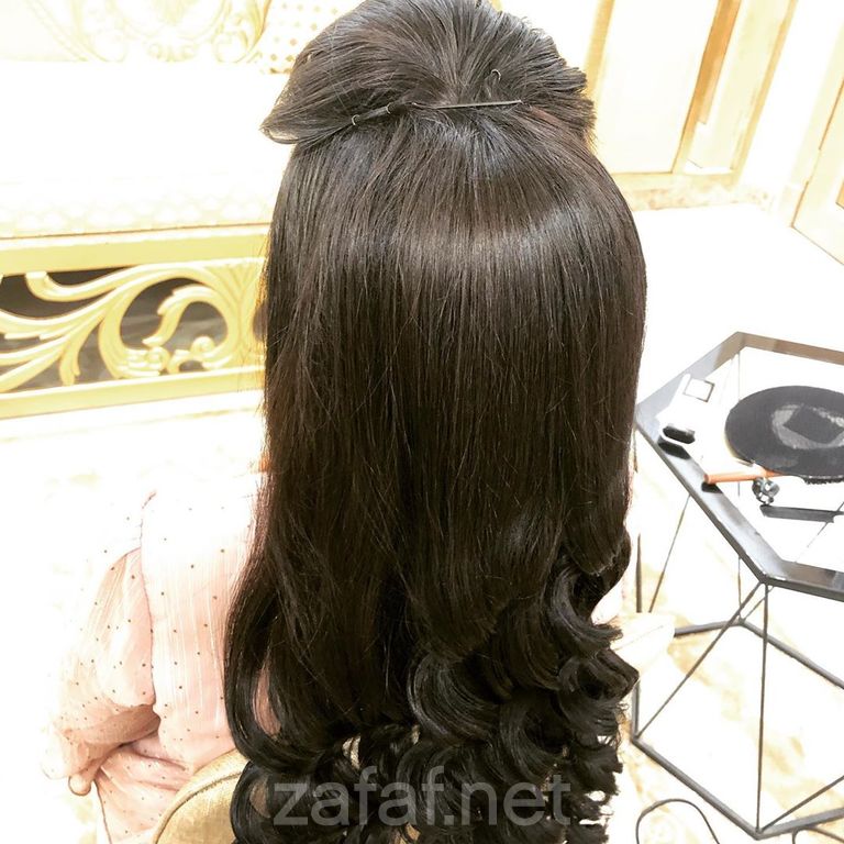 مصففة شعر أم غنى