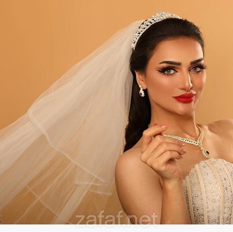 مصففة شعر أم غنى