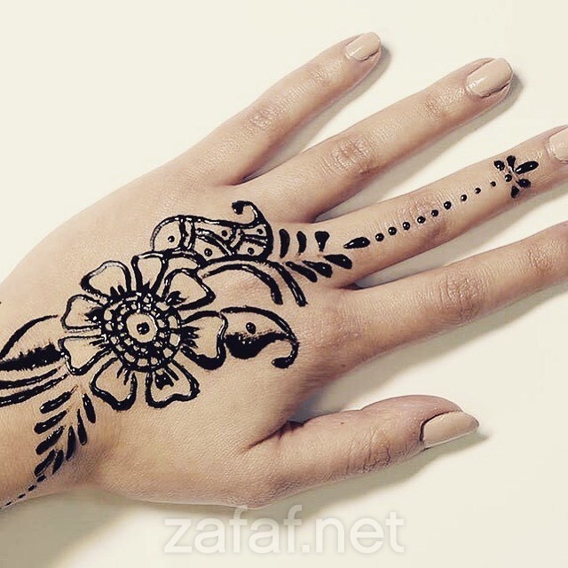 أم كادي لنقش الحناء