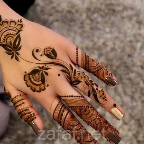 أم كادي لنقش الحناء