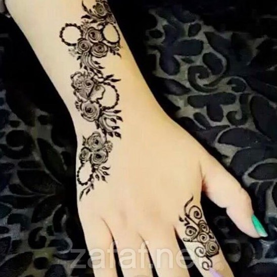 أم كادي لنقش الحناء