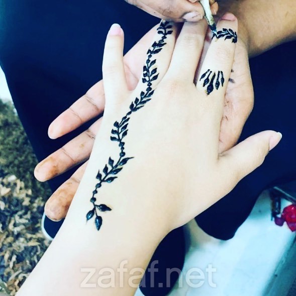 أم كادي لنقش الحناء