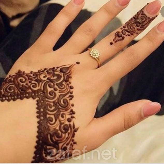 أم كادي لنقش الحناء