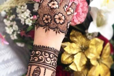 أم عبدالله لنقش الحناء