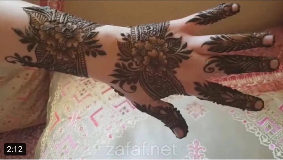 أم عبدالله لنقش الحناء