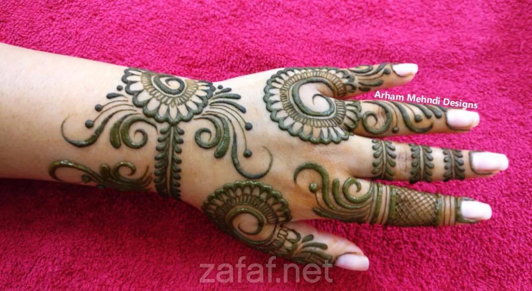 أم عبدالله لنقش الحناء