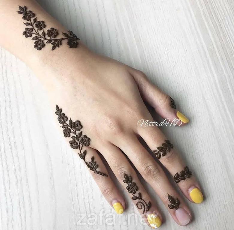 أم عبدالله لنقش الحناء