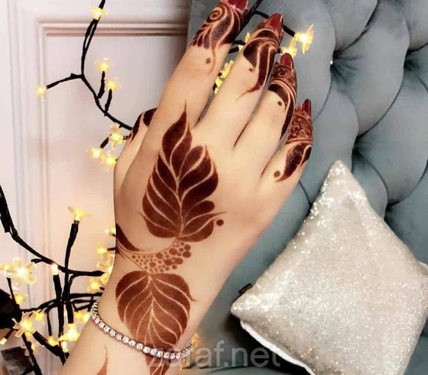 أم عبدالله لنقش الحناء