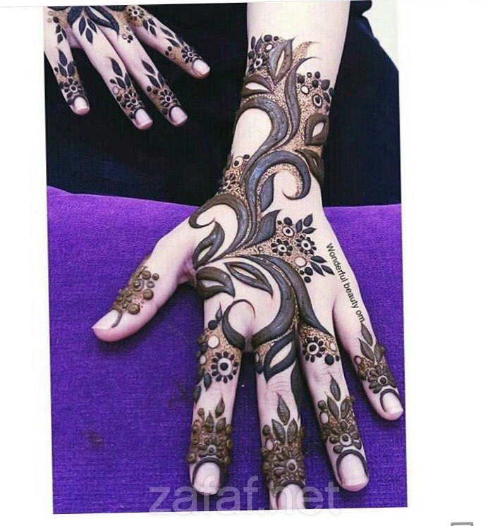 أم عبدالله لنقش الحناء