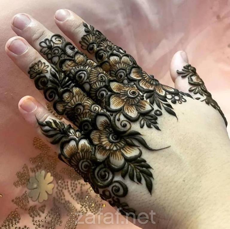 أم عبدالله لنقش الحناء