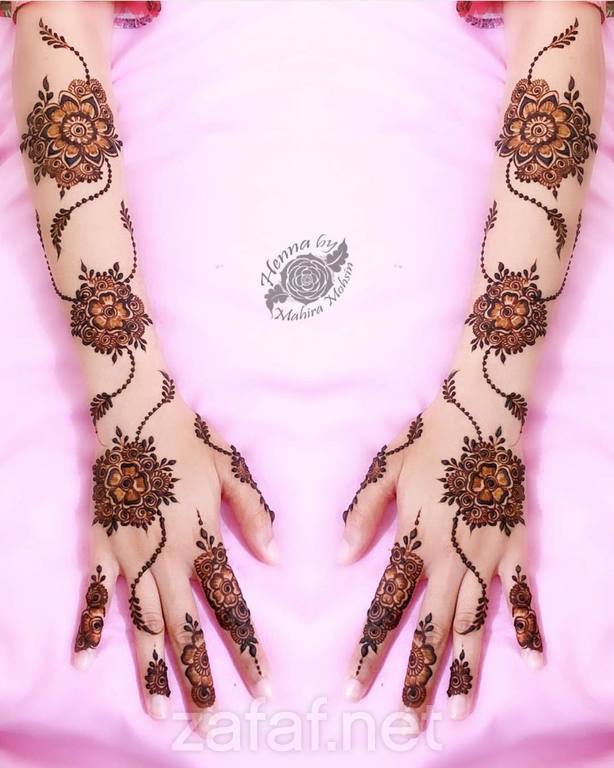 أم عبدالله لنقش الحناء