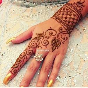 ام ريما لنقش الحناء