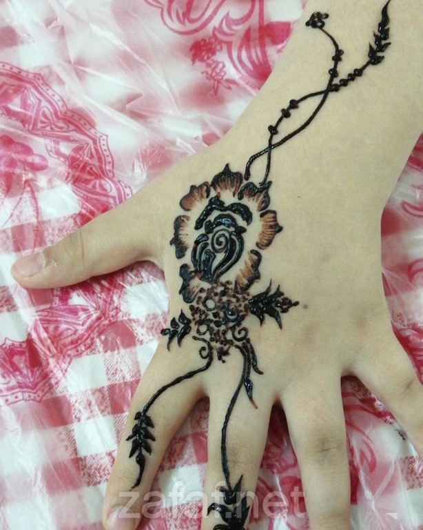 أم العز لنقش الحناء