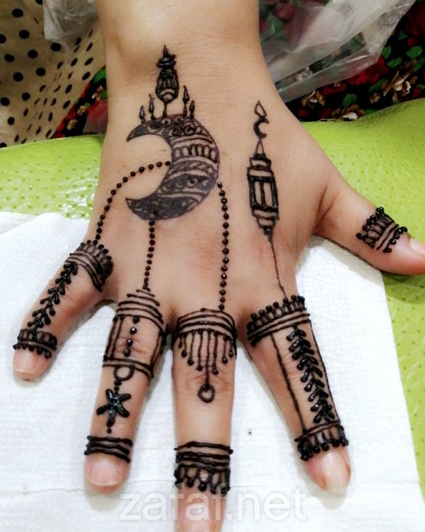 أم العز لنقش الحناء