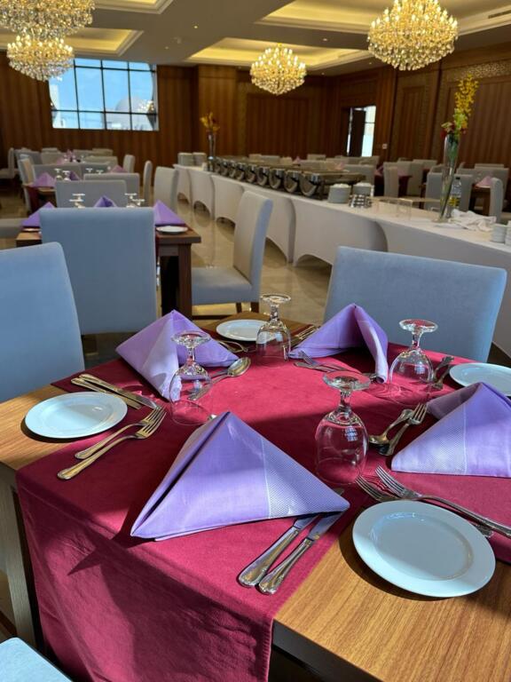 فندق رمادا كونتيننتال للبوفيهات الخارجية