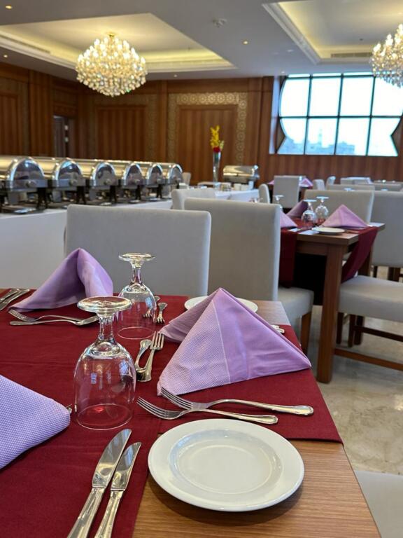 فندق رمادا كونتيننتال للبوفيهات الخارجية