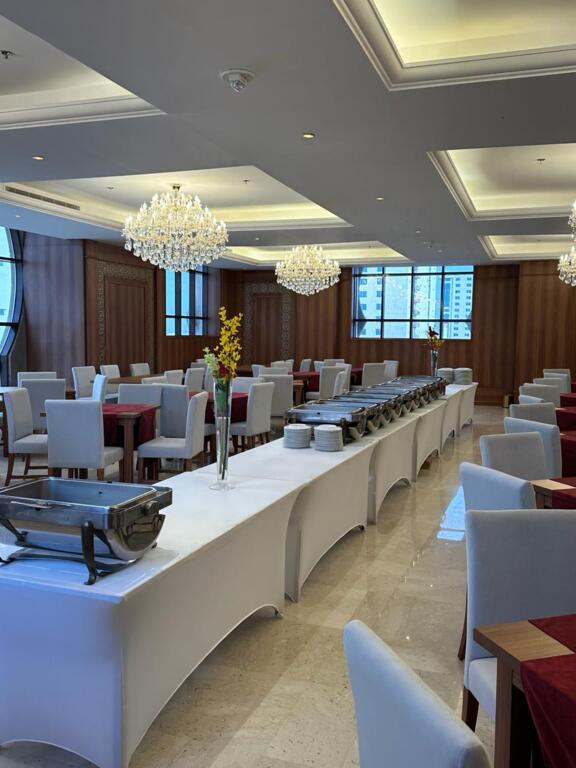 فندق رمادا كونتيننتال للبوفيهات الخارجية