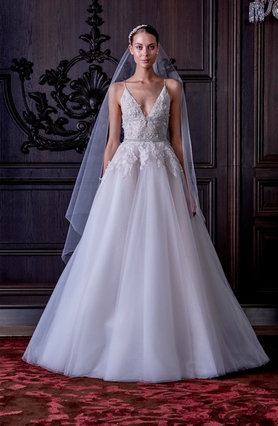 فساتين دانتيل مع تول