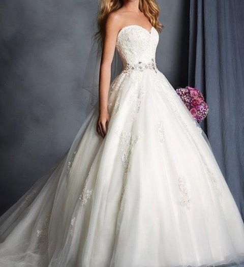 فساتين زفاف دانتيل ملكه