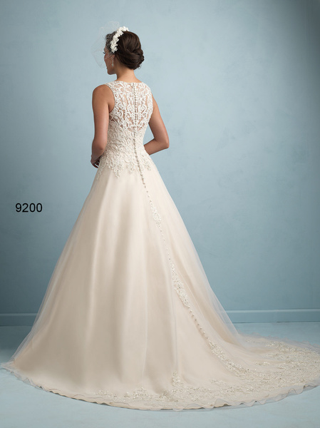 فساتين افراح دانتيل Allure بدون اكمام