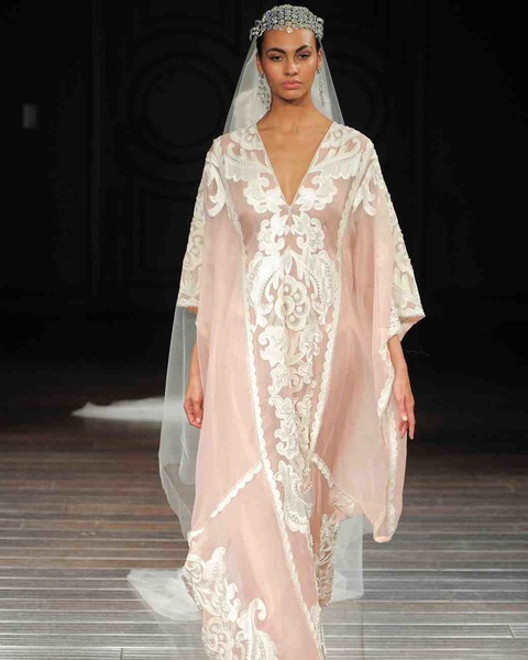 نعيم خان فستان على شكل قفطان