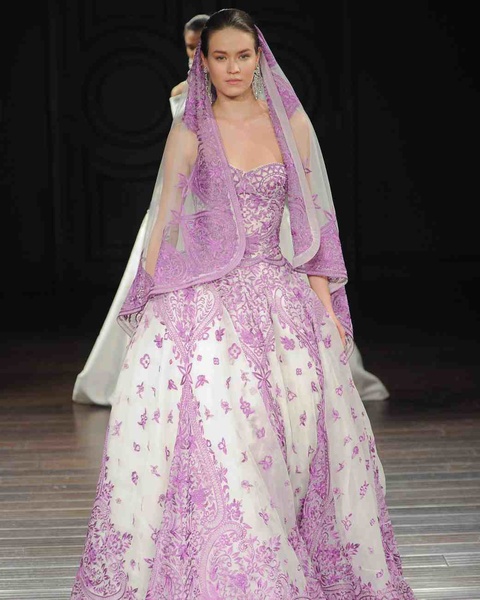 نعيم خان فساتين زفاف ملونة