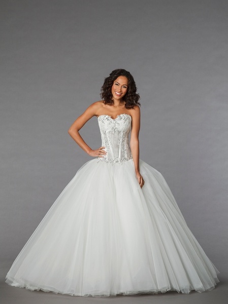 فساتين زفاف منفوشه