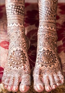 نقش هندي كثيف على القدمين
