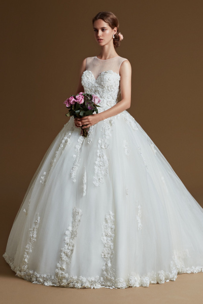 فستان زفاف من تصميم Oleg Cassini